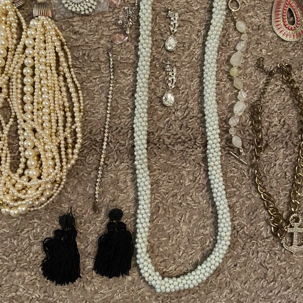 Jewelry Lot. Over 2Ibs. Wearable. Necklaces/Bracelets/Earrings/3 New Rings. - Picture 4 of 9